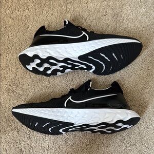 Nike Black and White Athletic Shoes with Cushioned Midsoles